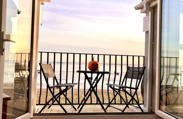 Estuary Views Penthouse 🖤 Beachfront with Parking