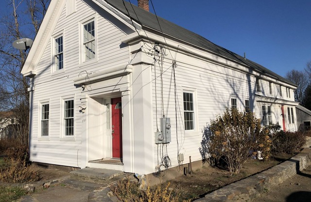 Etinde House is located ten minutes from Umass, Amherst College, Hampshire mall, Mount Holyoke College and a minute from Hampshire College
