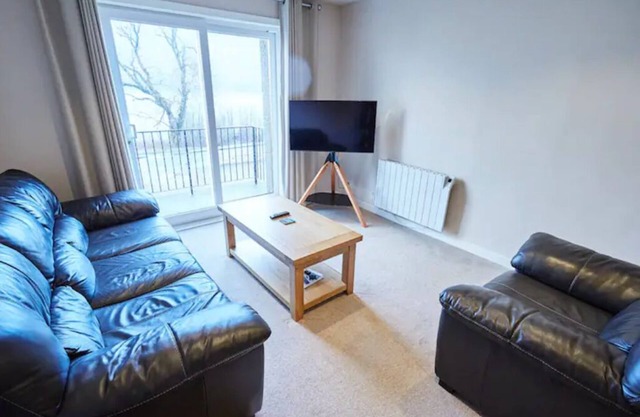 Etive, Beautiful Lochside Apartment with balcony