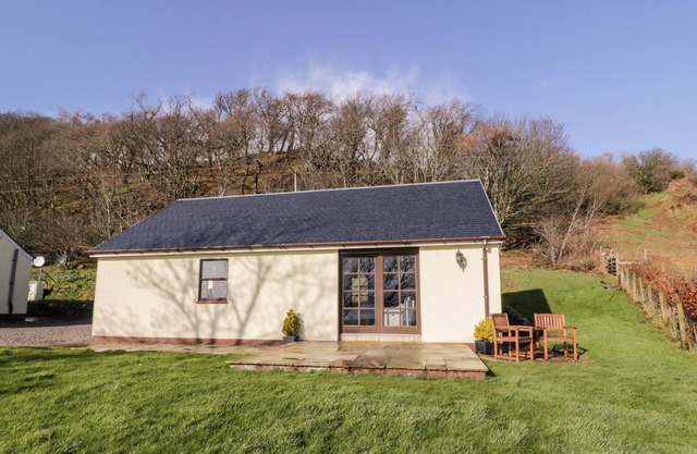 ETTRICK COTTAGE, romantic, with a garden in Rothesay, Isle Of Bute