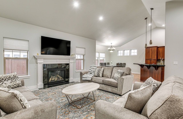 Eugene Area Home: 18 Mi to U of O!