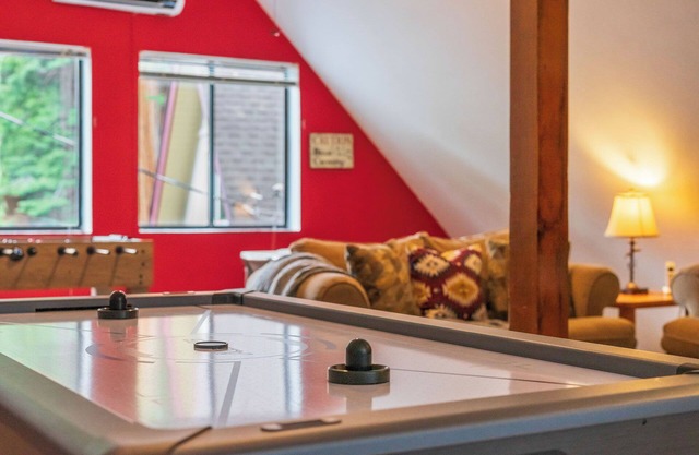 Evergreen Game Room Rec Center Pool Kayaks/SUP Fast Wi-Fi EV AC