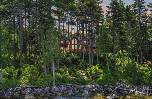 Evergreen Point Lodge (Panoramic Views of Moosehead Lake!)