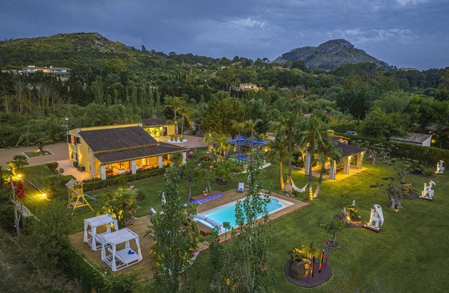 Exclusiva Villa con piscina climatizada, jacuzzi, sauna, gim, y 10000m2 jardín