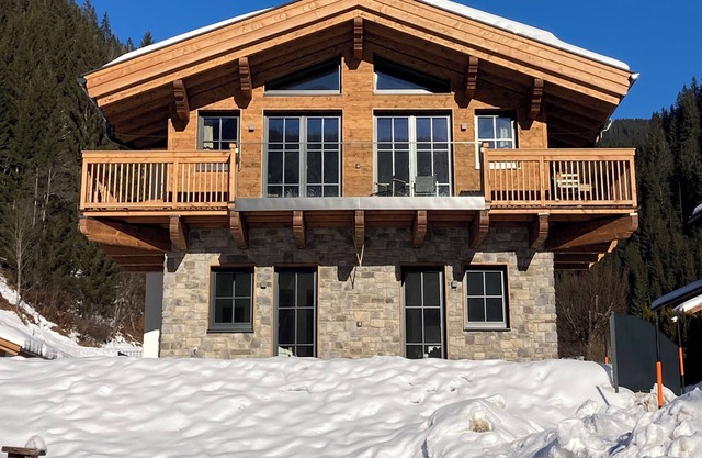 Exclusive chalet with wellness near ski lift
