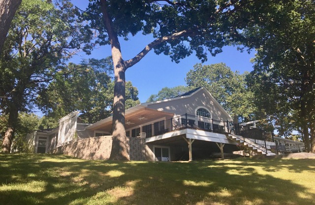 EXCLUSIVE LAKEFRONT with beach, beach house, piers, trampoline + sister villa