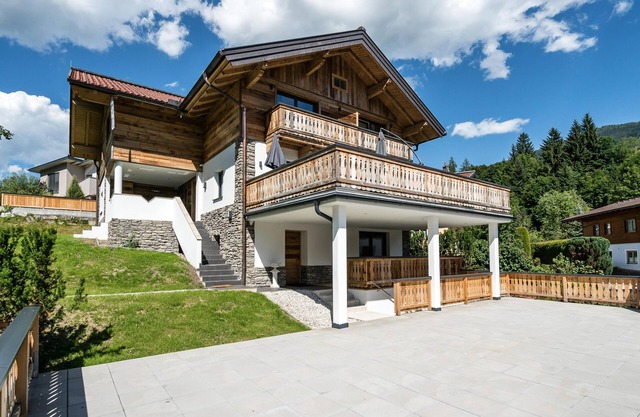 Exclusive villa with hot tub near the centre
