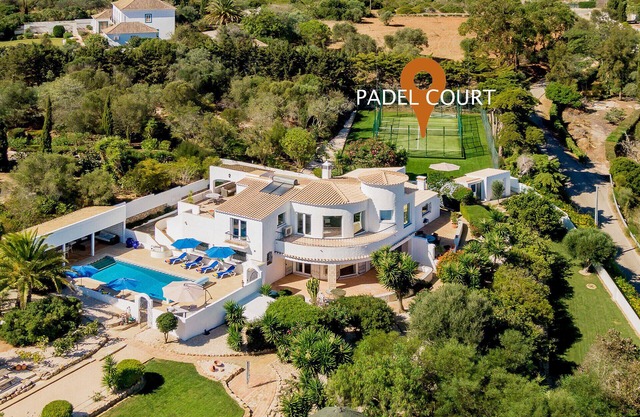 Exclusive villa with padel court [03]