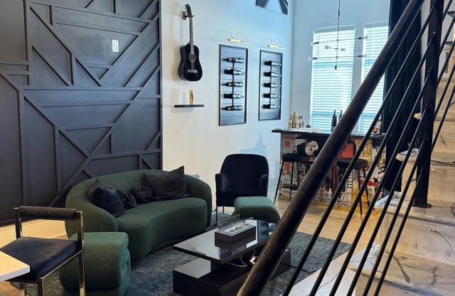 Executive Bi-Level Loft , Private Entry , West Midtown , 20 mins from Airport