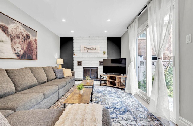Executive Family Home Near, Go, Shops, Hwy, Transit