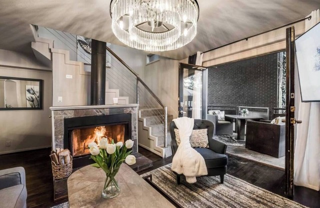 Expansive 2-bed loft with fireplace, full kitchen, smart TVs, and access to an award-winning courtyard & resort pool.