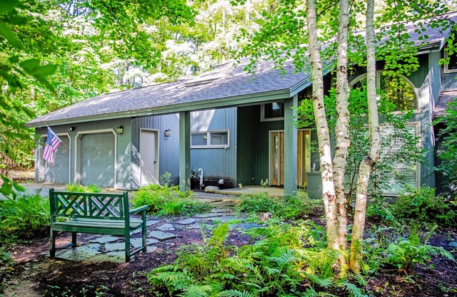 Expansive home w/wrap around deck, full kitchen