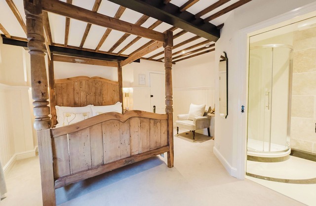 Experience boutique comfort above The Powell pub in Birchington. Stylish en-suite rooms, luxury touches, and a vibrant pub below—perfect for business, couples, or families. Book your coastal escape today!