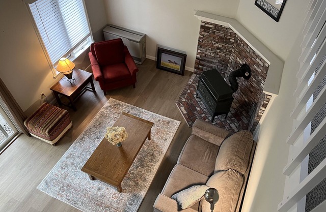 Experience lake life! Beautiful, light-filled Grantham condo near Lake Sunapee