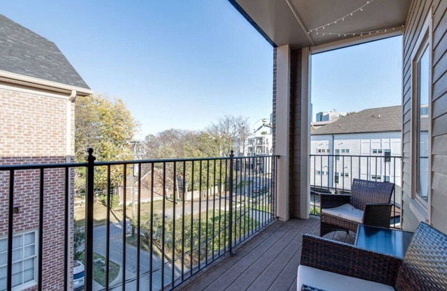 Experience West End - Minutes to Broadway & Restaurants Newly Updated Corner Condo