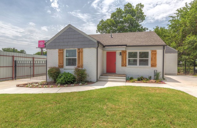 Expo Center/Fairgrounds, 3 bedrooms, 3 full bathrooms. On Old Route 66