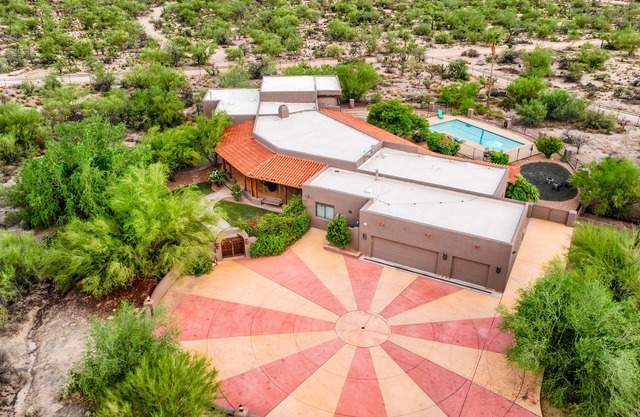 Exquisite ranch home with private pool, hot tub, gourmet kitchen, & patio