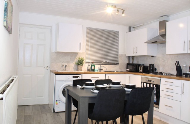 F2S Serviced 2Bed House Wi-fi, Netflix, Parking, Train station nearby. Holiday!