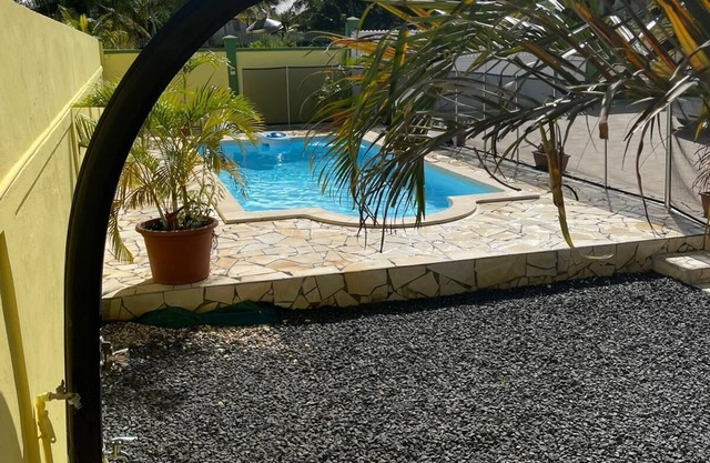 F4 air-conditioned villa with pool and garden for 6 people