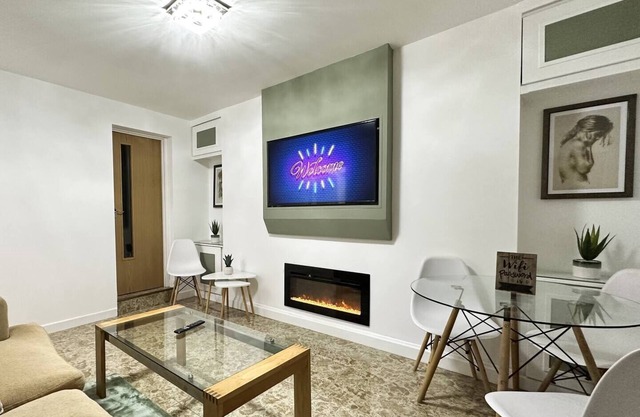 Fabulous Fiery Flat w/body shower - Tylorstown