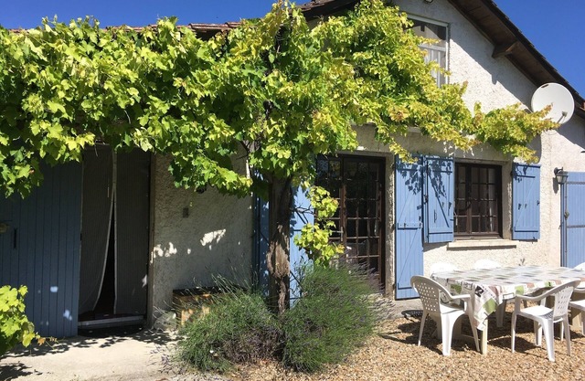 Fabulous location- farmhouse & pretty cottage with private heated pool & sauna