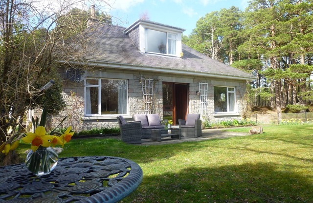 Fabulous location, luxury lodge for 8+2 in cots, hot tub, garden, garage, dogs