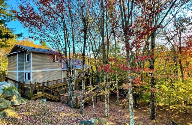 Fall Colors/Amazing Deck w/Fireplace & TV/Hiking/Skiing/Wineries/Pets