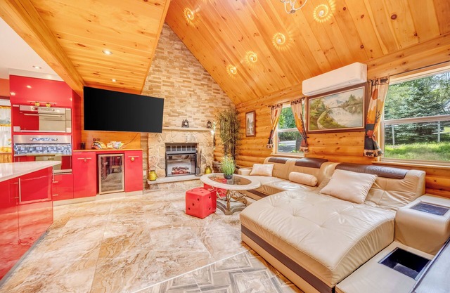 FALL DEAL! 3rd night FREE! Hot Tub, Firepit, Sauna, Game Room, Fireplace, BBQ