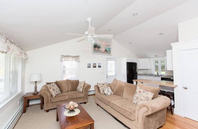 Falmouth: Newly remodeled cottage near beaches and shopping