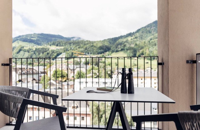 Familienzimmer, Dusche, WC, Balkon - Hotel Harrys Home Bischofshofen