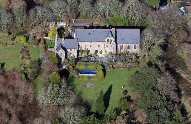 Familly cottage with pool in 10 acress of gardens, 10 minutes walk to town