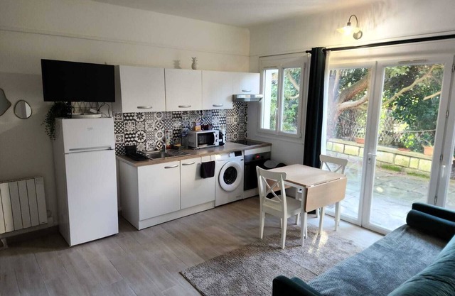 Family apartment with private garden and terrace 10 minutes from the metro and RER station.