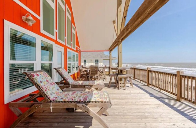 FAMILY BEACH FRONT-House with loft