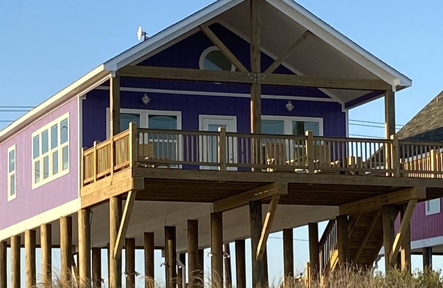 FAMILY BEACH FRONT with amazing ocean views from large patio