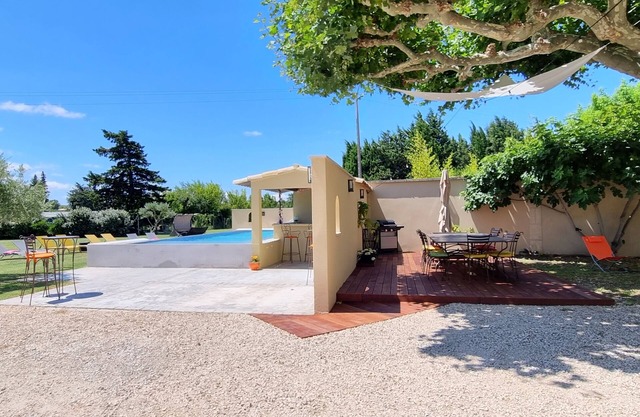 Family farmhouse with pool in the heart of Provence 15 minutes from Avignon