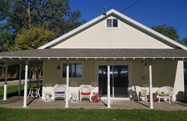 Family friendly, 2Bedroom, Waterfront, 39min North of Green Bay & Lambeau field