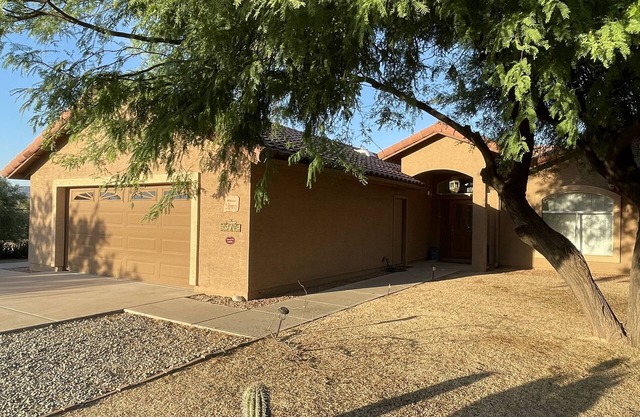 Family Friendly 3bed, 3bath house on Horse Ranch, minutes from trails and shops.
