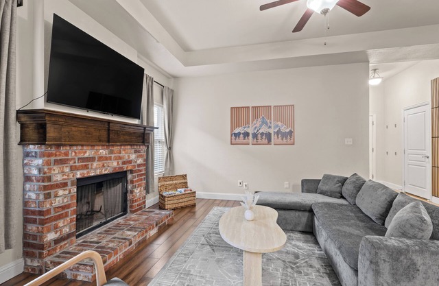 Family-Friendly 3BR Retreat Sleeps 10 King Suite Bunks and Office