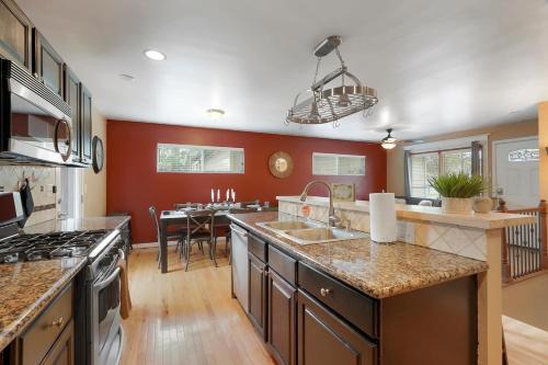 Family-friendly 5br W Luxury Spa & Patio Bbq