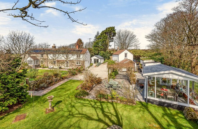 Family friendly cottage close to Praa Sands beach