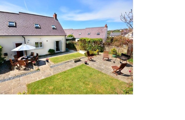 Family friendly house 200m from the sea.