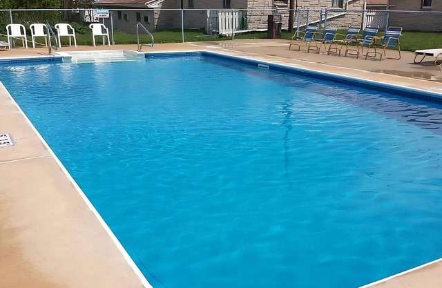 Family-Friendly Inn! Minutes to Palmyra Bowling Alley, FREE Onsite Parking!