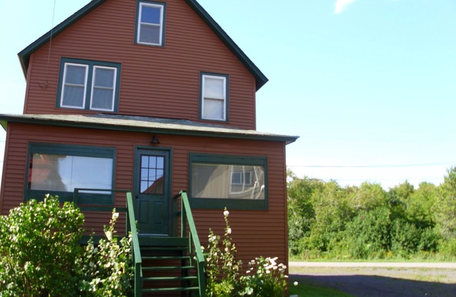 Family Friendly, Located Between Two Ski Hills, cable tv, WiFi, Off Road Parking