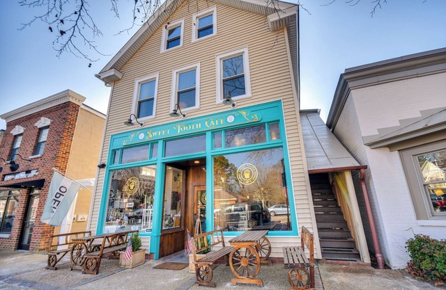 Family-Friendly Main St Gloucester Apt w/Balcony!