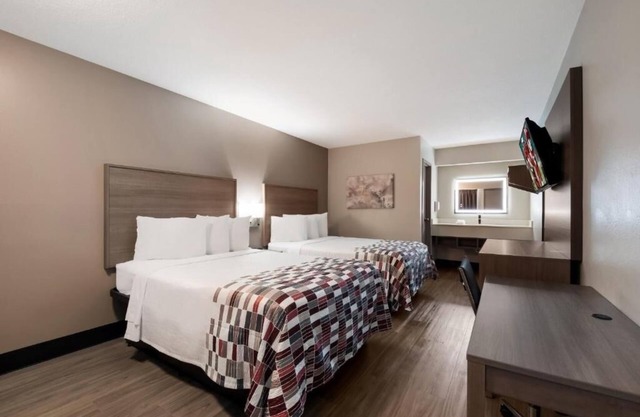 Family-friendly Room w/Free Cable, Modern Furnishings, & Cozy Atmosphere