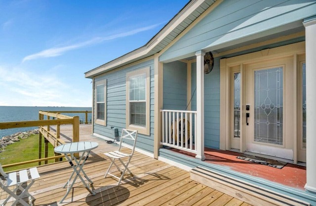 Family Friendly Waterfront Home | Private backyard