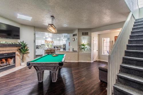 Family Fun, Movie Theater Games Full Kitchen Pool table Quiet Cul-de-Sac