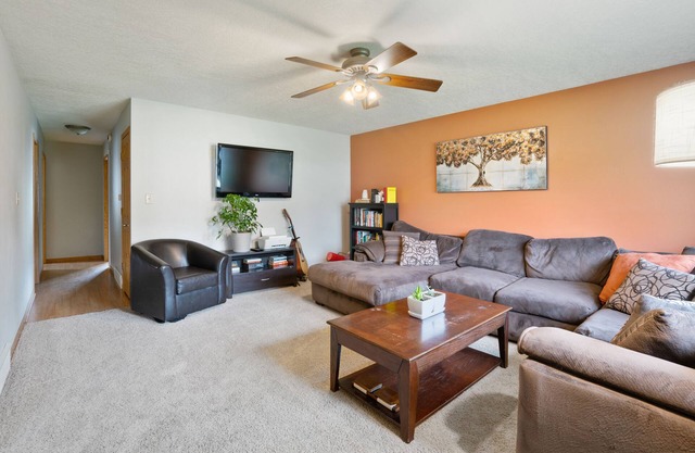Family Getaway 2BR/2BA with Sauna - Air Hockey - Bar
