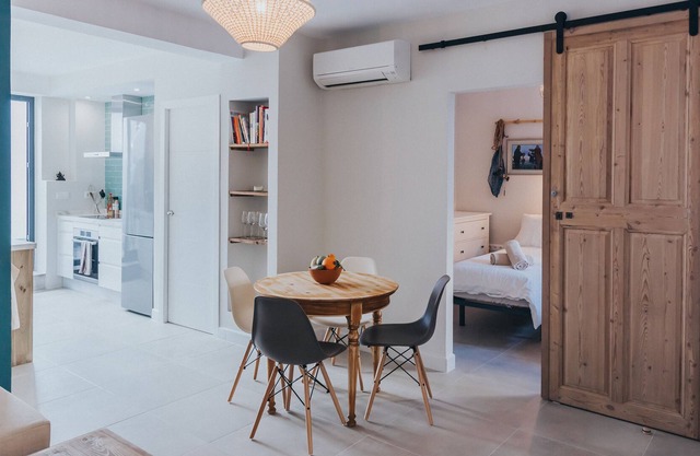 Family House, 50m from beach, 2 BIKES, WiFi, Bath, Terrace, BBQ, free coffee, 6p