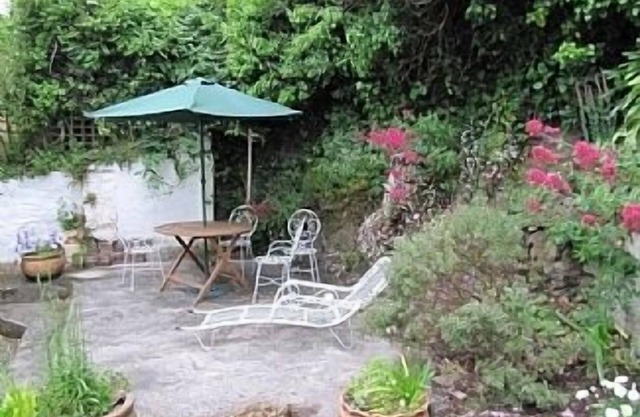 Family House, Large Garden, Sunny Terrace, 100 yards to stony beach.